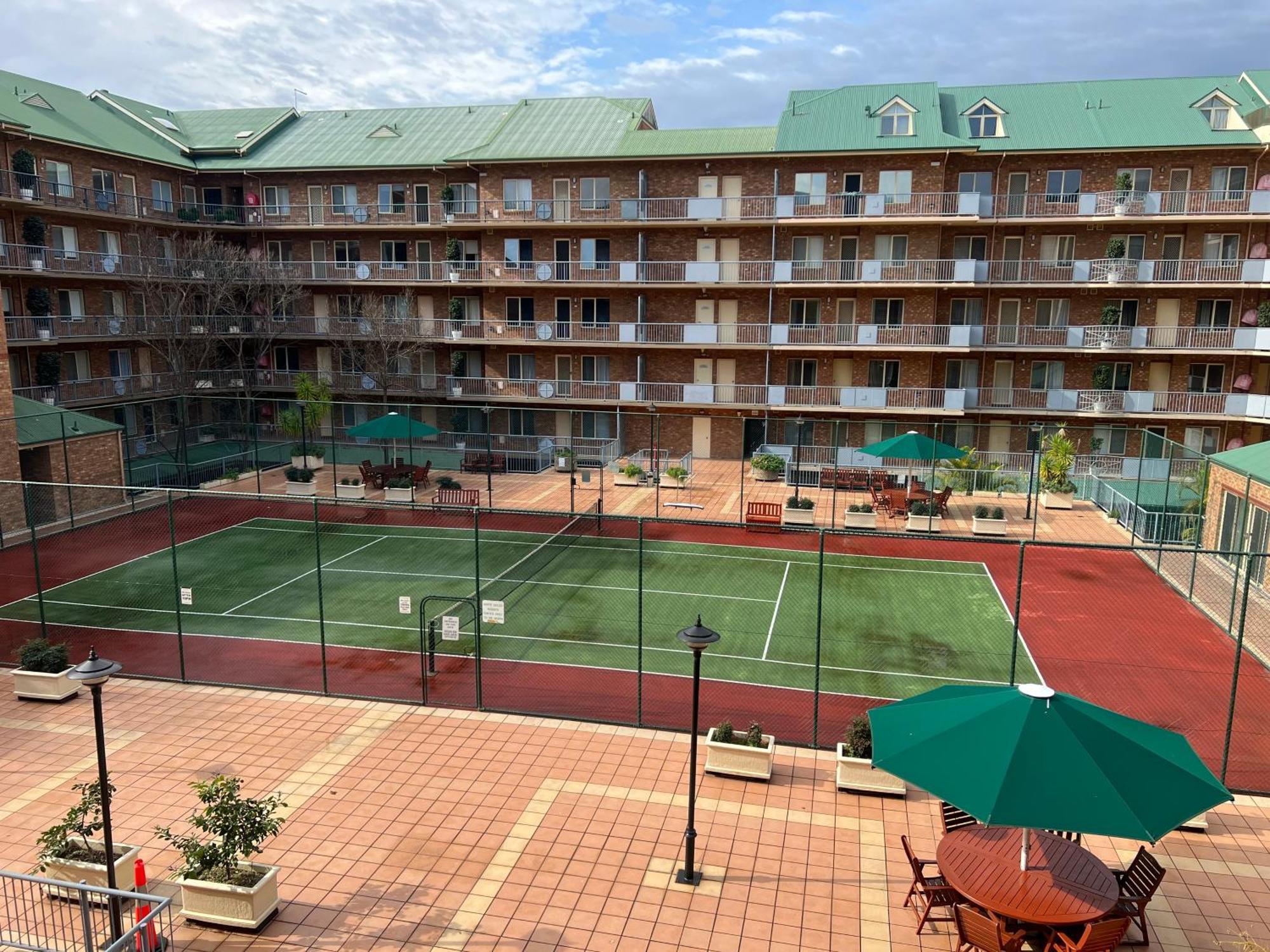 - 3br, 2bath & Carpark Apartment Adelaide