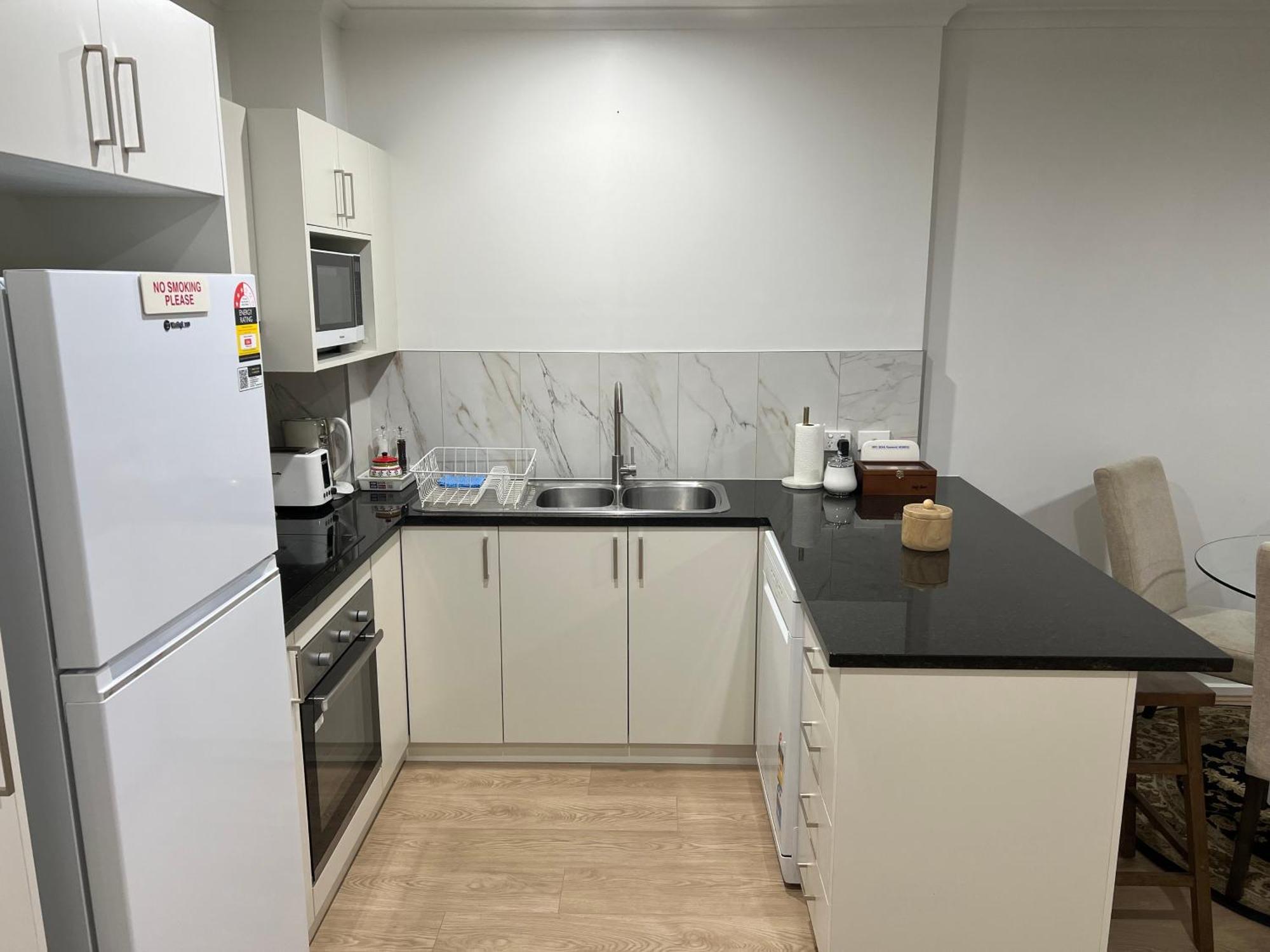 - 3br, 2bath & Carpark Apartment Adelaide