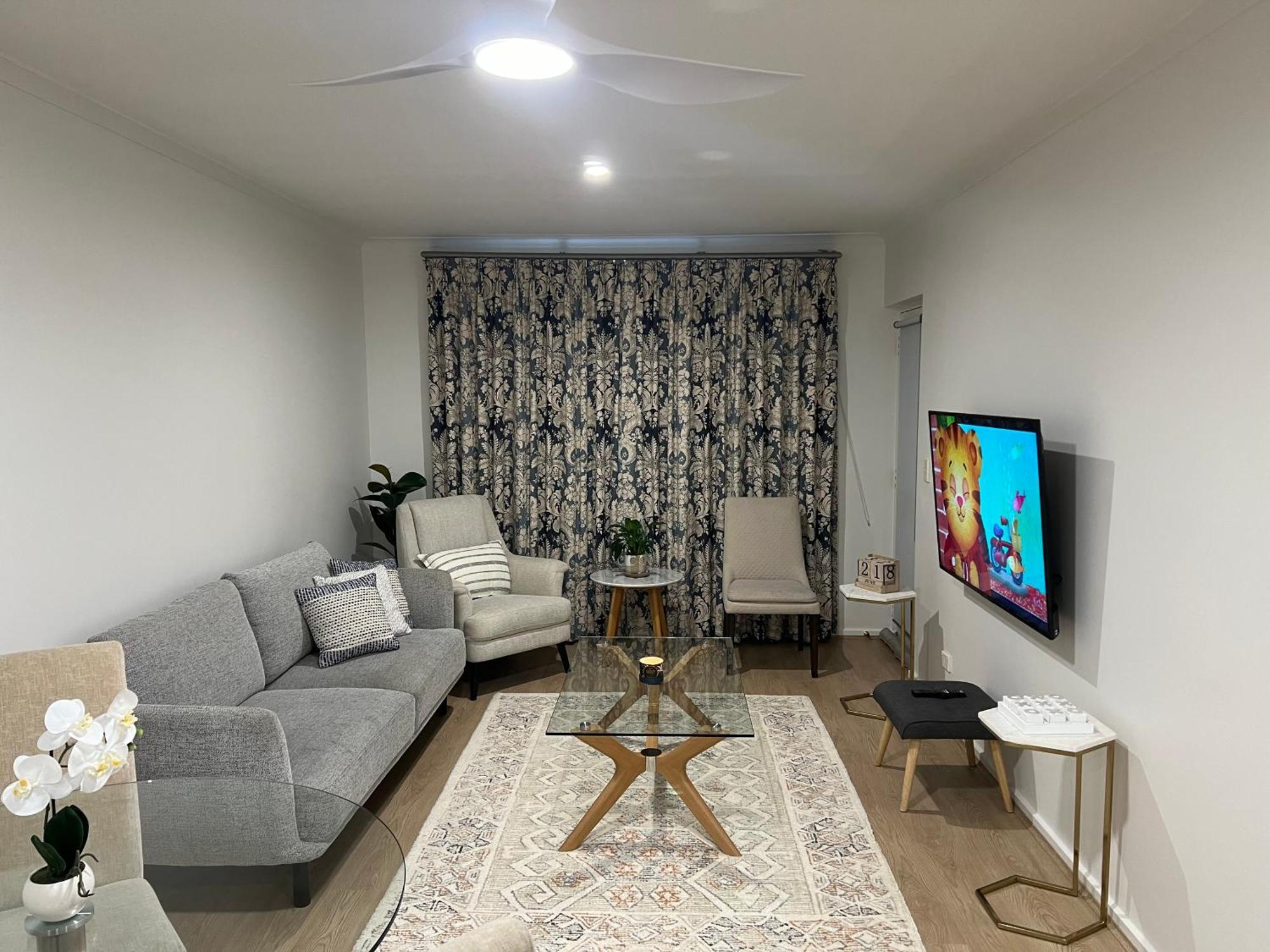 - 3br, 2bath & Carpark * Adelaide
