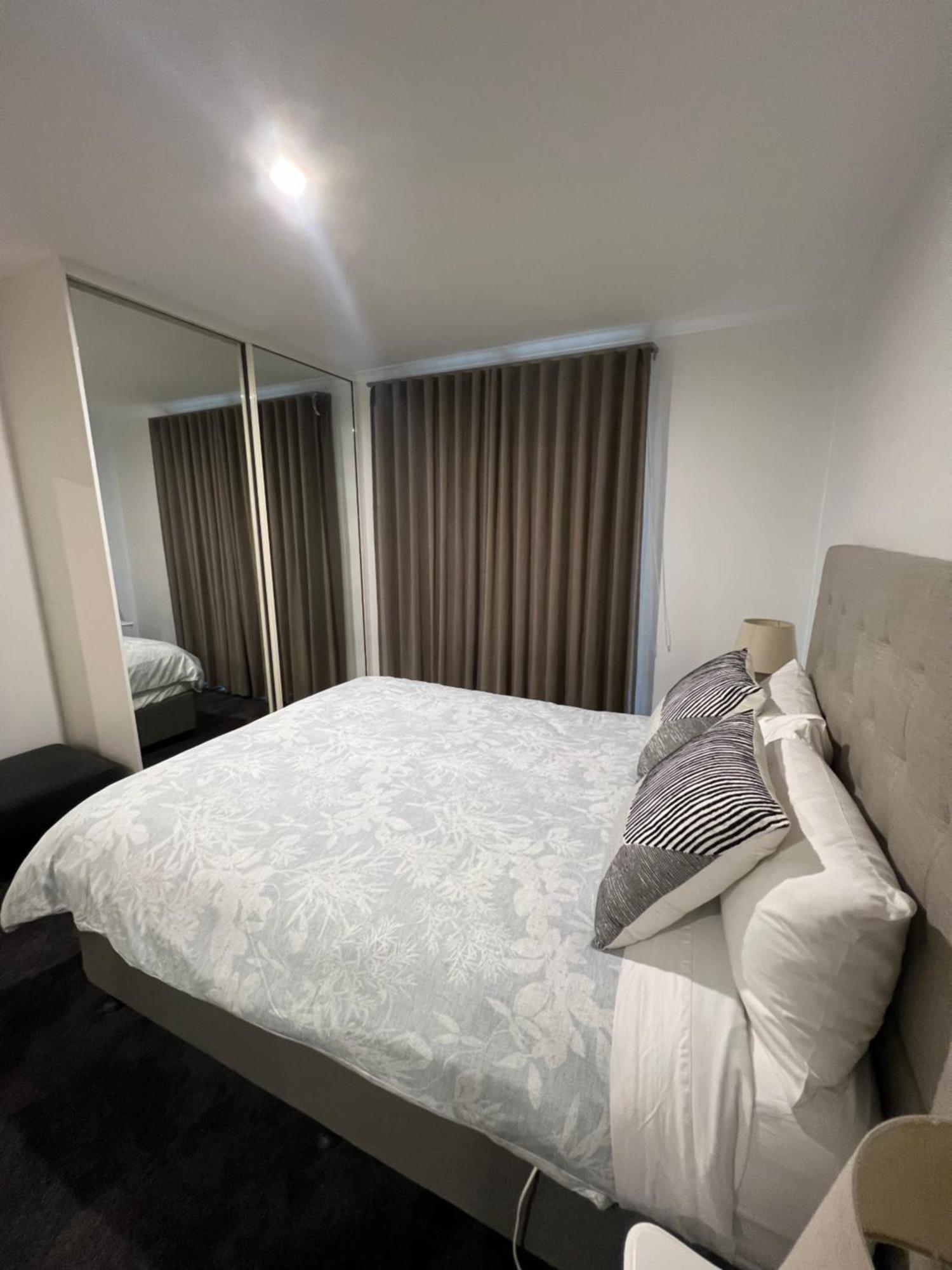 - 3br, 2bath & Carpark * Adelaide